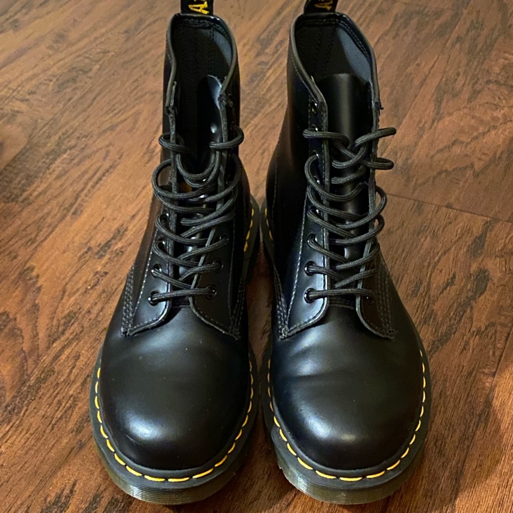 Dr. Martens 1460 Smooth Leather Lace Up Men's size 9 + Care Kit